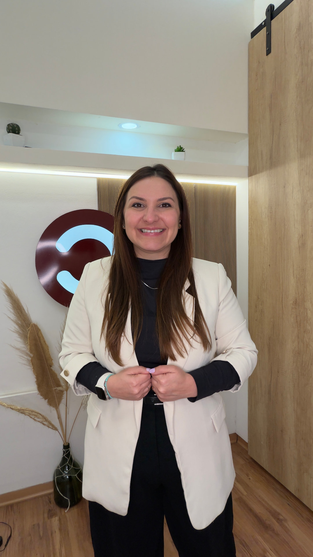 Dianela Draganov, cosmiatra y fundadora de Coach Estético, en su cabina de tratamiento
